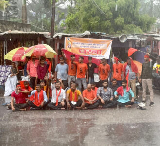 stone pelting on hindus